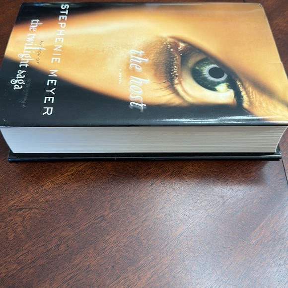 𝅺The Host Hardcover Book by Stephenie Meyer First Edition - Picture 5 of 10